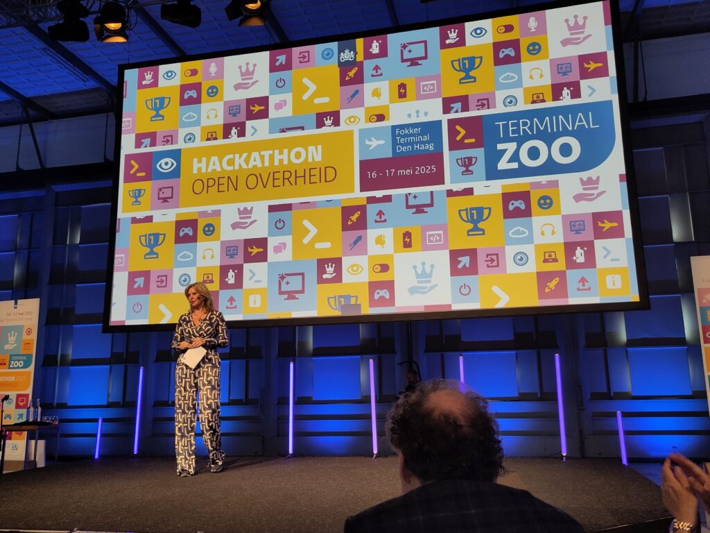Deelnemers aan de Hackathon Open Overheid werken samen aan geopenbaarde overheidsbesluiten